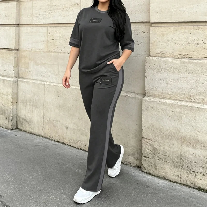 Damski dwuczęściowy dres letni: koszulka w stylu casual z kontrastowym paskiem i długie spodnie sportowe; materiał cienki, przewiewny i przyjemnie chłodny.
