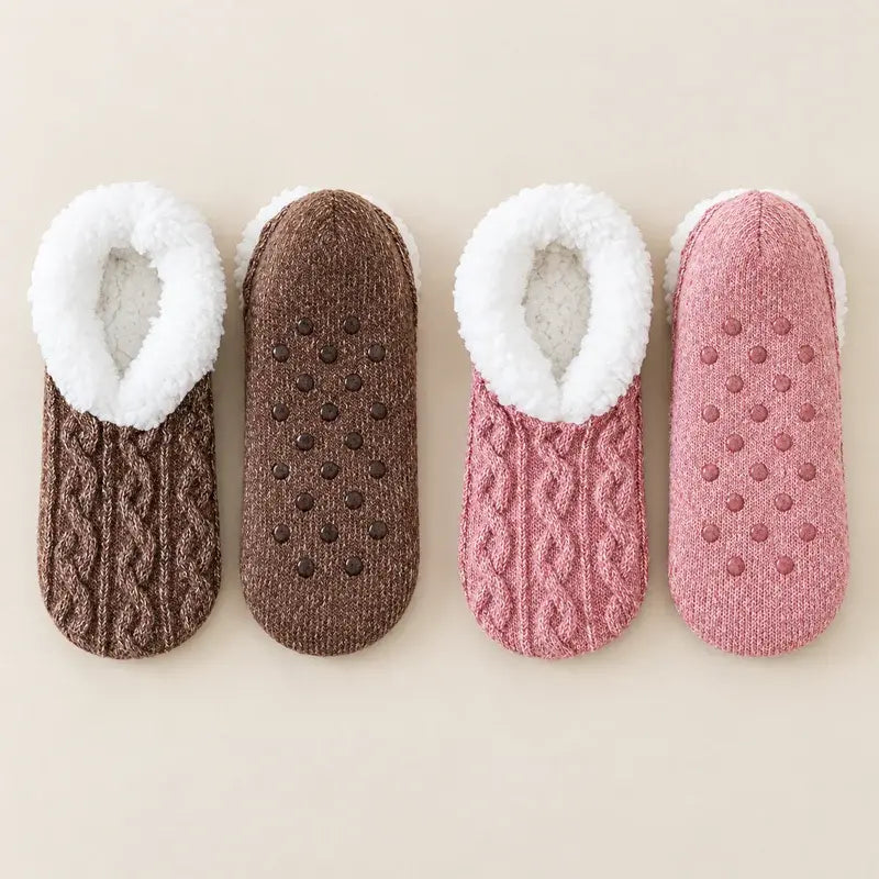 🧦 Poseban paket 2 para: Mekane kućne čarape s neklizajućim silikonskim potplatom · Topla unutrašnjost poput krzna · Elastično pletivo s uvijenim uzorkom · Udobnost i toplina za zimu!