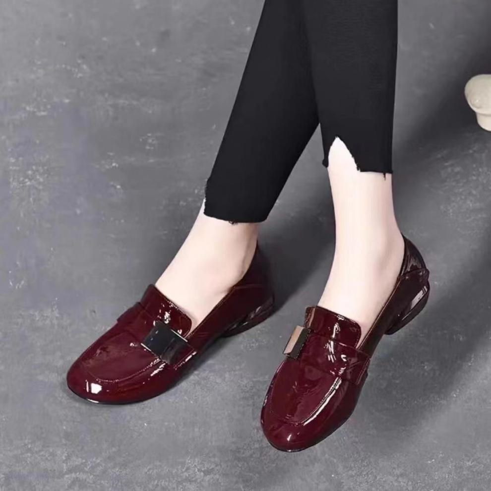 【35-41】2025 nuevo estilo de zapatos de cuero brillante para damas de moda y versátiles, mocasines planos y cómodos