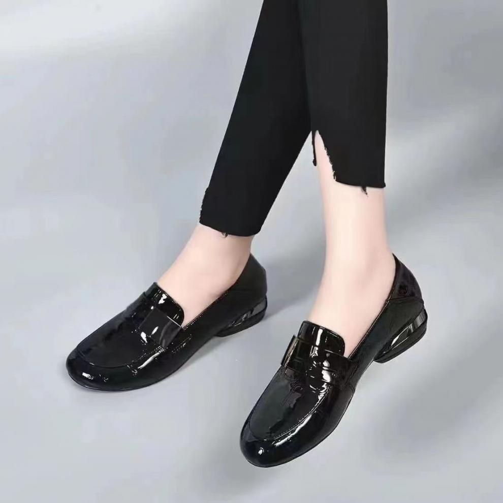 【35-41】2025 nuevo estilo de zapatos de cuero brillante para damas de moda y versátiles, mocasines planos y cómodos