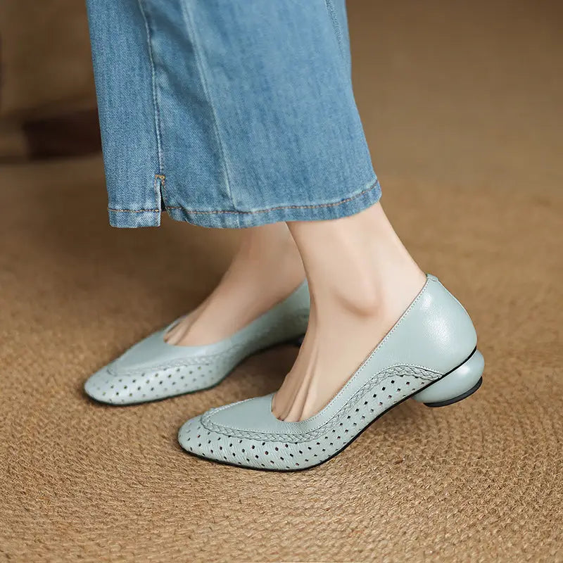 👡 buty na grubym obcasie i miękkiej podeszwie, w stylu francuskim, z przewiewnymi wycięciami