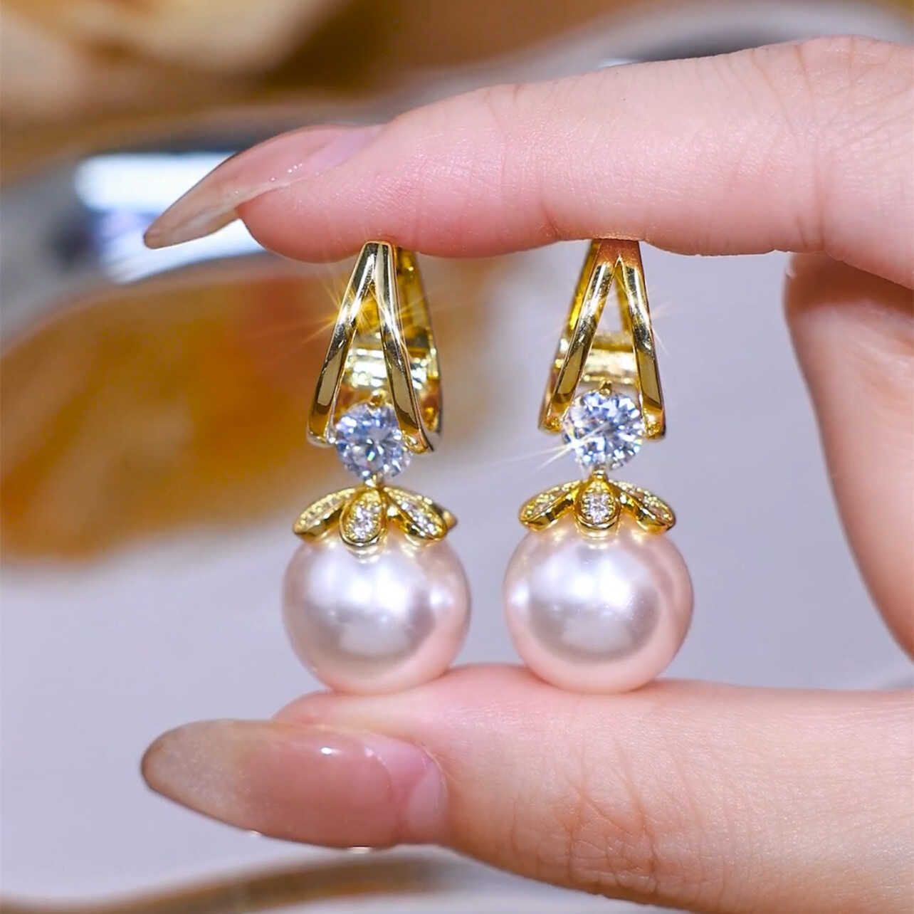 ❤️【Compra uno y llévate otro gratis】❤️Exquisitos pendientes de perlas con temperamento
