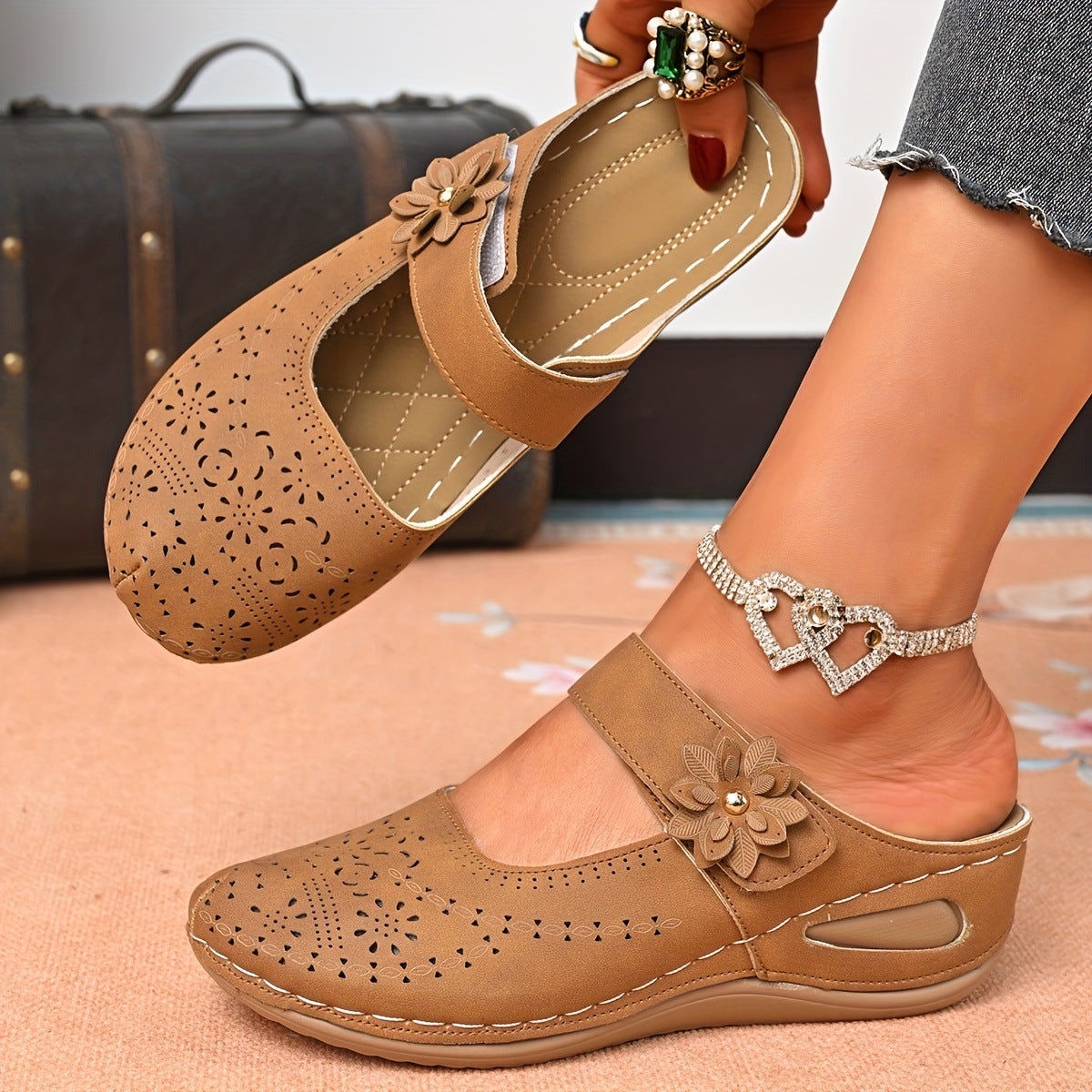 👡 Eleganckie letnie chodaki z wycięciami laserowymi i kwiatami 3D – miękka skóra, lekka, amortyzująca platforma, 6 kolorów, duże rozmiary 36-43! 🌸☀️