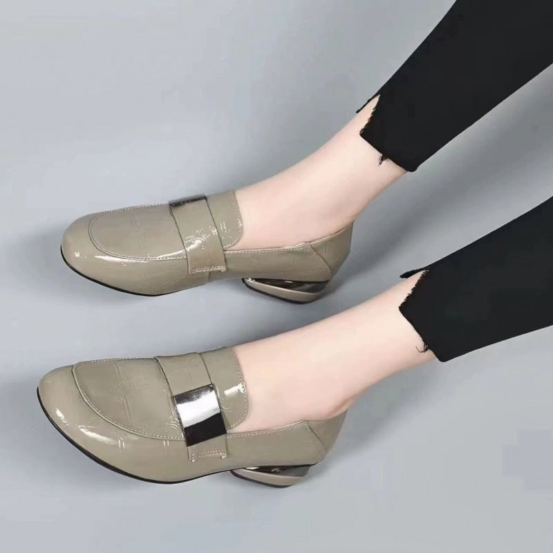 【35-41】2025 nuevo estilo de zapatos de cuero brillante para damas de moda y versátiles, mocasines planos y cómodos