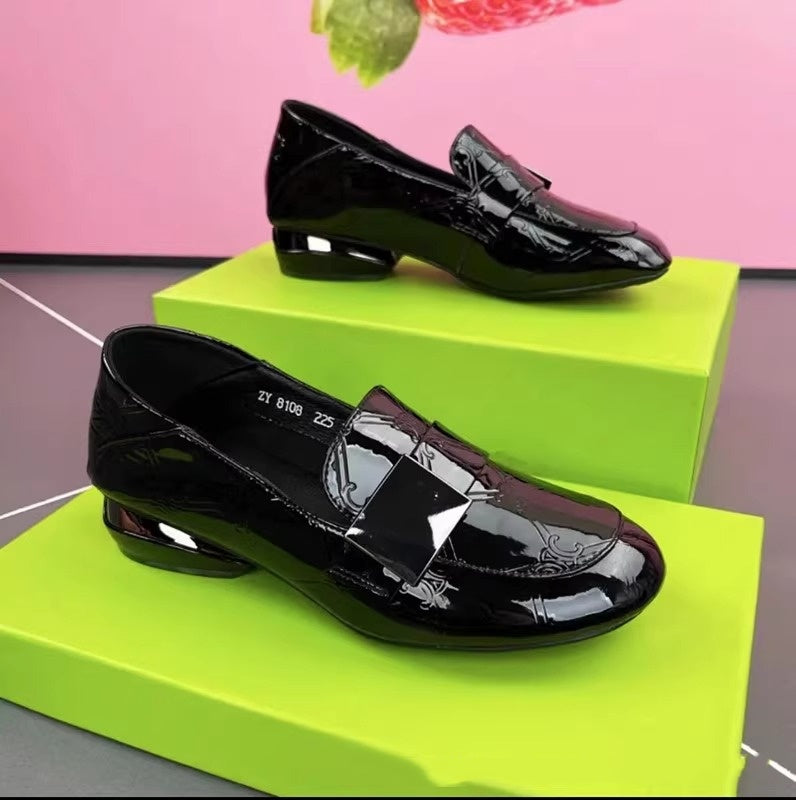 【35-41】2025 nuevo estilo de zapatos de cuero brillante para damas de moda y versátiles, mocasines planos y cómodos