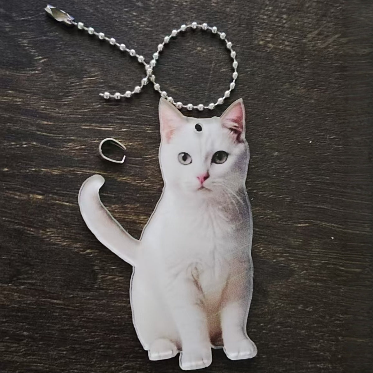 Zadnji dan - 50% popusta 🐱【5 kom】 Novi super slatki akrilni privjesak s mačićem, ukras s ravnim ogledalom, pogodan za unutrašnjost automobila