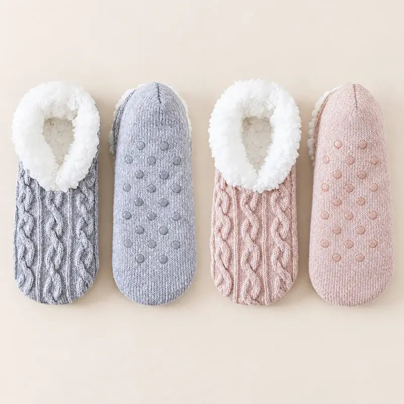 🧦 Poseban paket 2 para: Mekane kućne čarape s neklizajućim silikonskim potplatom · Topla unutrašnjost poput krzna · Elastično pletivo s uvijenim uzorkom · Udobnost i toplina za zimu!