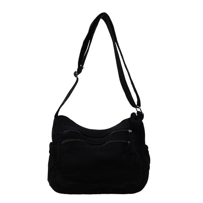 👜✨ Pojemna torba na ramię z płótna o efekcie postarzenia: wyróżnia się wielokomorową konstrukcją z zapięciami na suwak oraz szerokim, regulowanym paskiem.