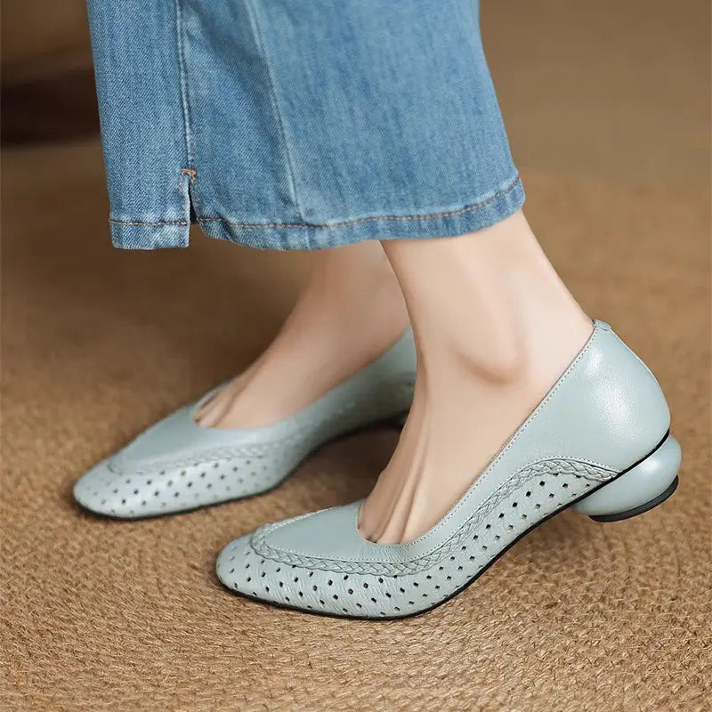 👡 buty na grubym obcasie i miękkiej podeszwie, w stylu francuskim, z przewiewnymi wycięciami