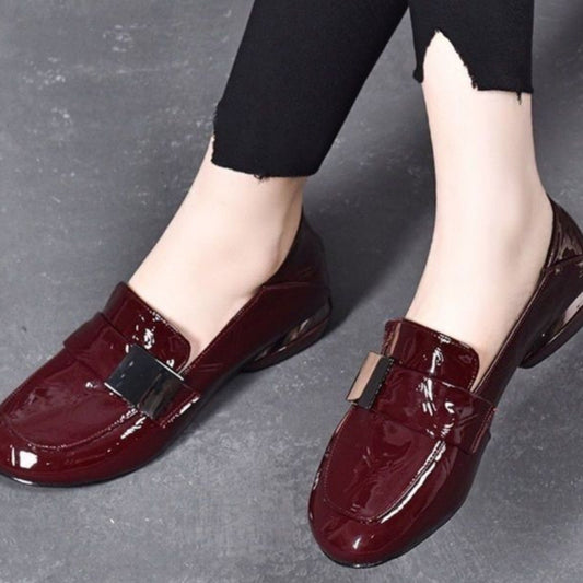 【35-41】2025 nuevo estilo de zapatos de cuero brillante para damas de moda y versátiles, mocasines planos y cómodos