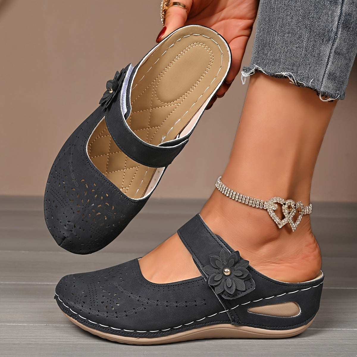 👡 Eleganckie letnie chodaki z wycięciami laserowymi i kwiatami 3D – miękka skóra, lekka, amortyzująca platforma, 6 kolorów, duże rozmiary 36-43! 🌸☀️