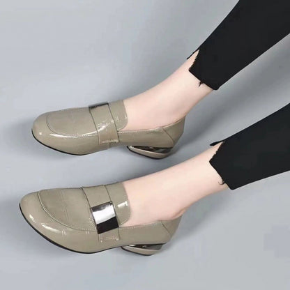 【35-41】2025 nuevo estilo de zapatos de cuero brillante para damas de moda y versátiles, mocasines planos y cómodos