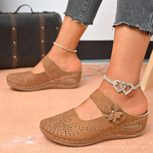 👡 Eleganckie letnie chodaki z wycięciami laserowymi i kwiatami 3D – miękka skóra, lekka, amortyzująca platforma, 6 kolorów, duże rozmiary 36-43! 🌸☀️