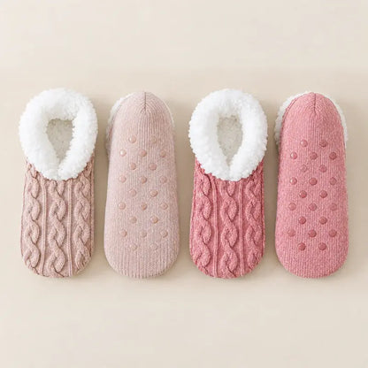 🧦 Poseban paket 2 para: Mekane kućne čarape s neklizajućim silikonskim potplatom · Topla unutrašnjost poput krzna · Elastično pletivo s uvijenim uzorkom · Udobnost i toplina za zimu!