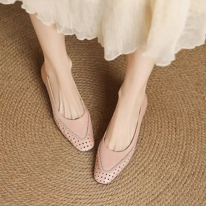 👡 buty na grubym obcasie i miękkiej podeszwie, w stylu francuskim, z przewiewnymi wycięciami