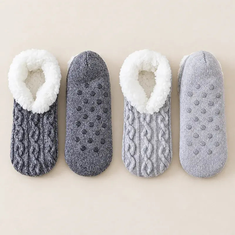 🧦 Poseban paket 2 para: Mekane kućne čarape s neklizajućim silikonskim potplatom · Topla unutrašnjost poput krzna · Elastično pletivo s uvijenim uzorkom · Udobnost i toplina za zimu!