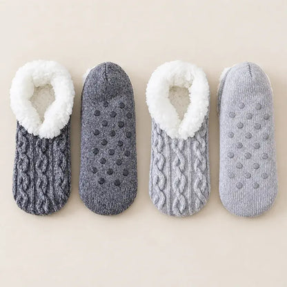 🧦 Poseban paket 2 para: Mekane kućne čarape s neklizajućim silikonskim potplatom · Topla unutrašnjost poput krzna · Elastično pletivo s uvijenim uzorkom · Udobnost i toplina za zimu!