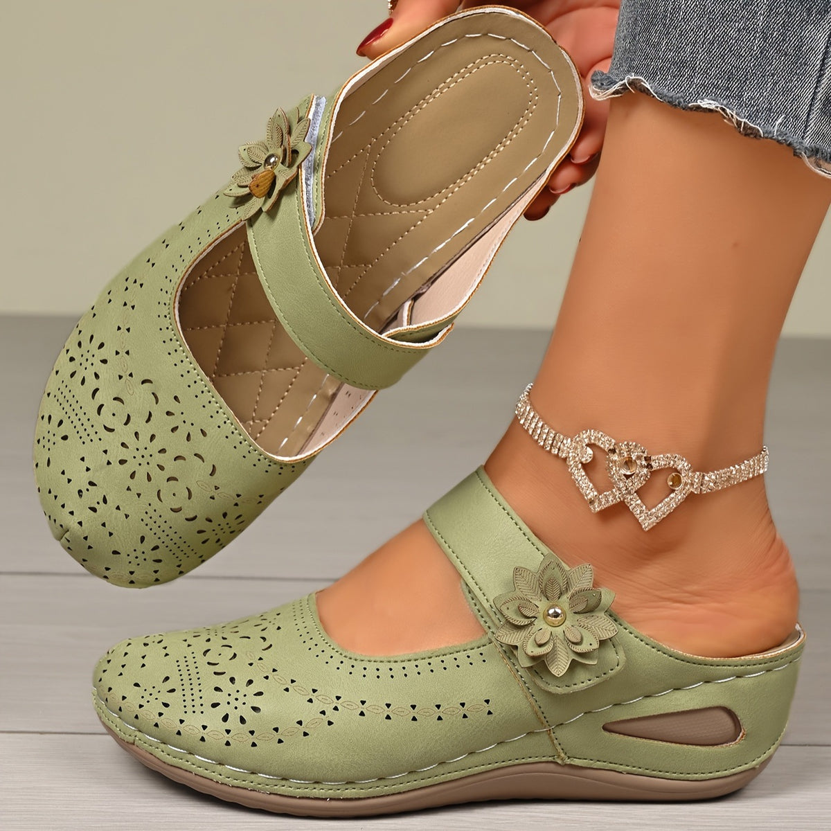 👡 Eleganckie letnie chodaki z wycięciami laserowymi i kwiatami 3D – miękka skóra, lekka, amortyzująca platforma, 6 kolorów, duże rozmiary 36-43! 🌸☀️