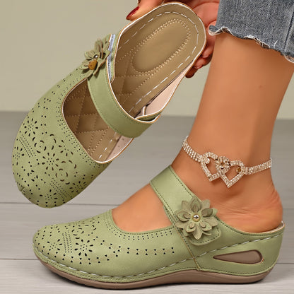 👡 Eleganckie letnie chodaki z wycięciami laserowymi i kwiatami 3D – miękka skóra, lekka, amortyzująca platforma, 6 kolorów, duże rozmiary 36-43! 🌸☀️