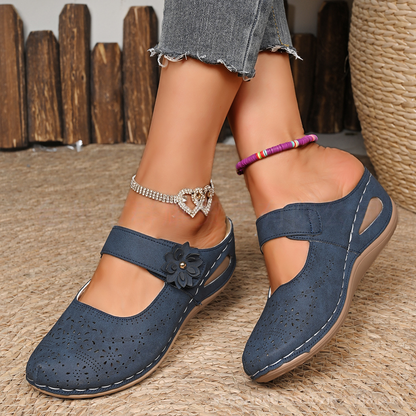 👡 Eleganckie letnie chodaki z wycięciami laserowymi i kwiatami 3D – miękka skóra, lekka, amortyzująca platforma, 6 kolorów, duże rozmiary 36-43! 🌸☀️